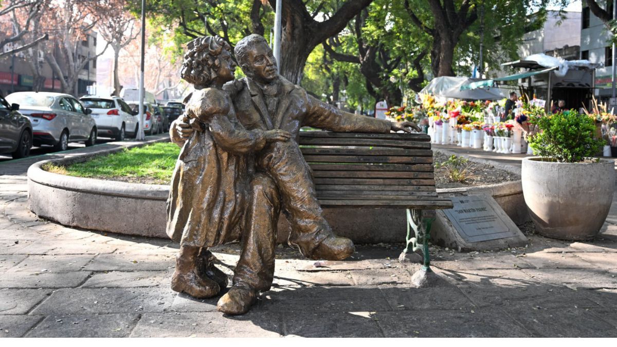 La escultura de San Martín y Merceditas ya luce en la Alameda tras ser restaurada por vandalismo. 