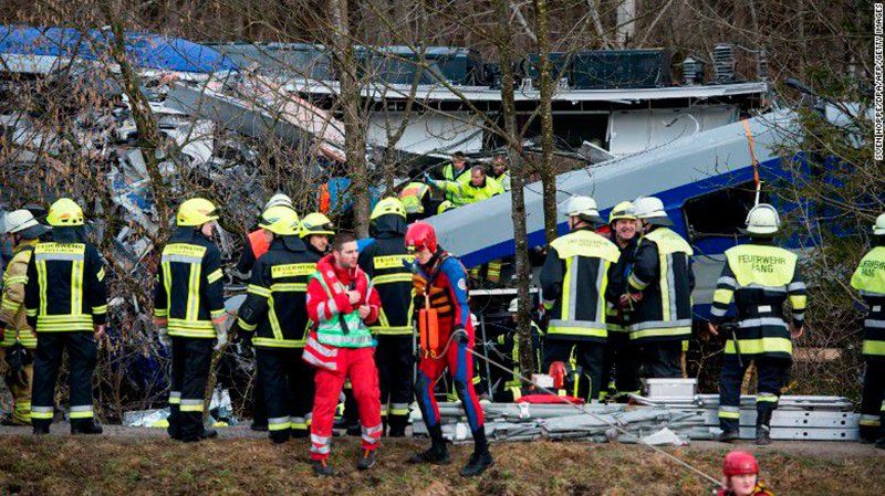 Murieron 11 personas en un choque de trenes cuando el controlador de tráfico jugaba con su teléfono