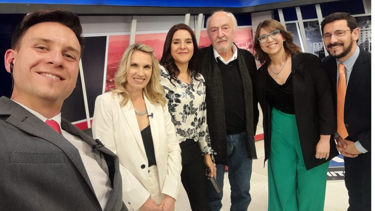 Selfie y sonrisas. Julián Imazio, Martha Reale, Rosana Villegas, Elbio Rodríguez, Agustina Fiadino y Pablo Gerardi.