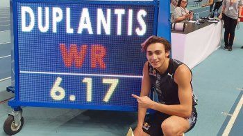 Armand Duplantis, de 20 años, batió el récord mundial de salto con garrocha