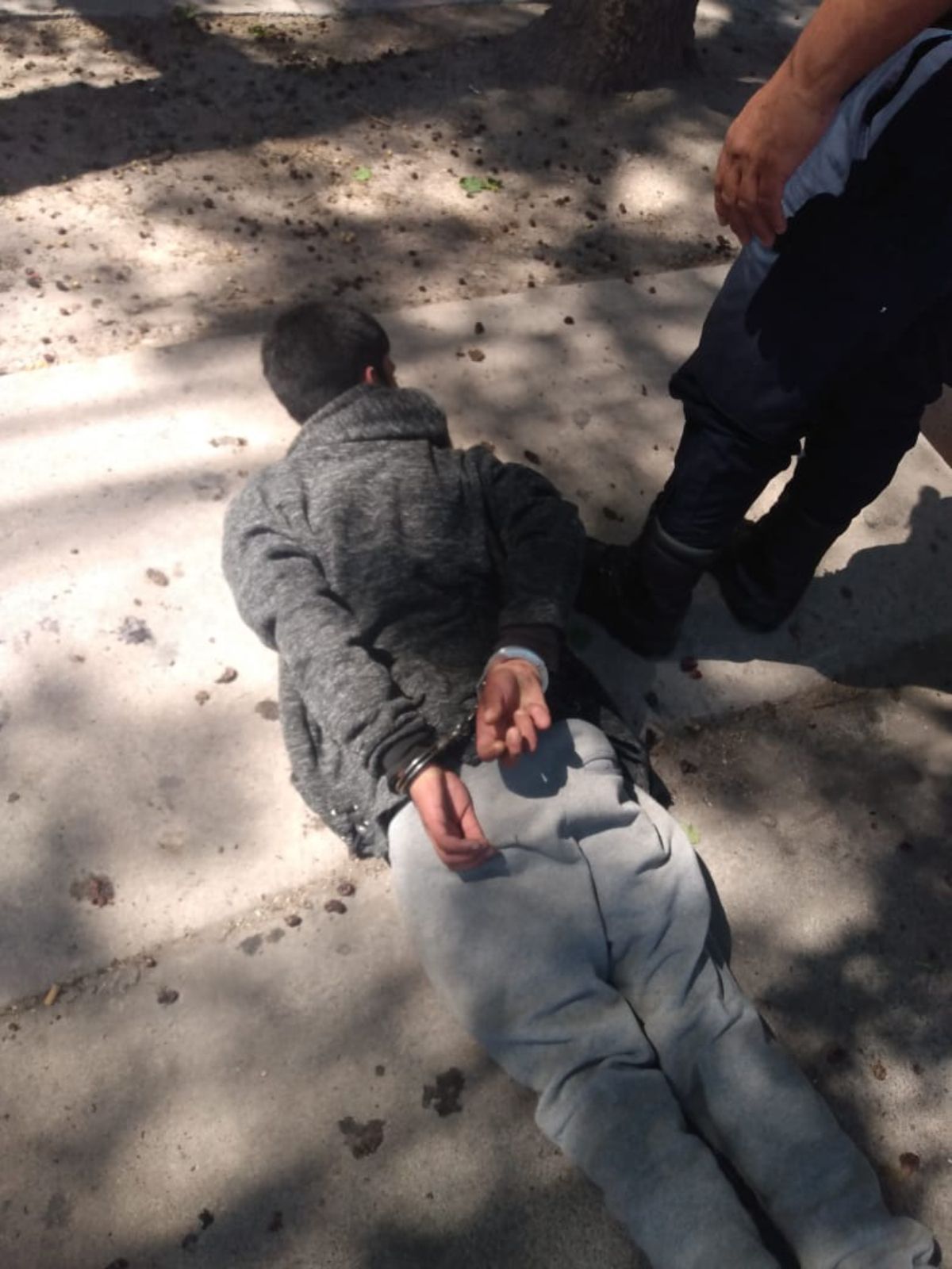 El hombre de 22 años que prendió fuego su auto cuando lo iban a secuestrar por falta de documentación, se resistió a la policía y fue detenido al igual que su padre.