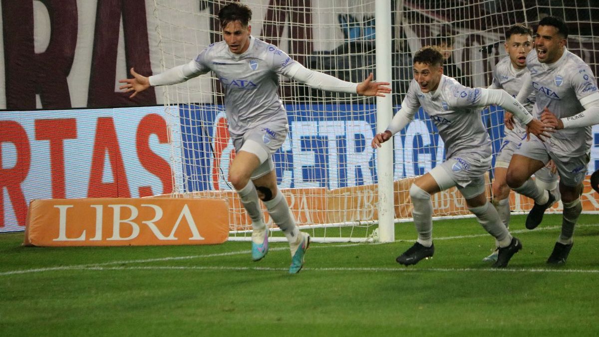 Tadeo Allende marcó el gol agónico de Godoy Crux, que le dio el empate ante Lanús. Tadeo Allende marcó el gol agónico de Godoy Crux, que le dio el empate ante Lanús.