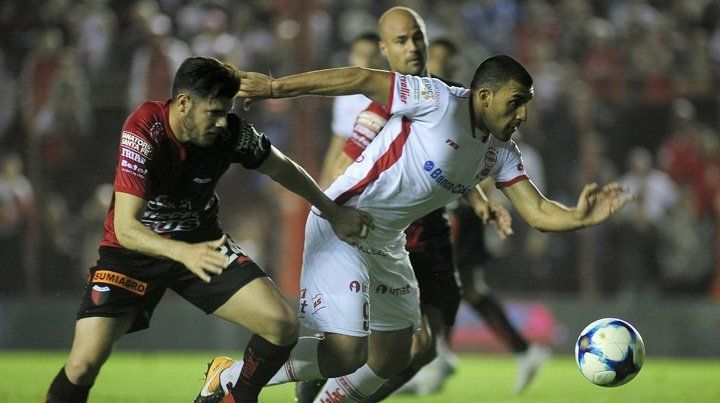 Miralo a Wanchope: volvió a mojar y clasificó a Huracán a octavos
