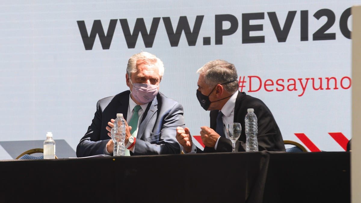 El presidente Alberto Fernández junto al titular de la COVIAR, José Zuccardi.