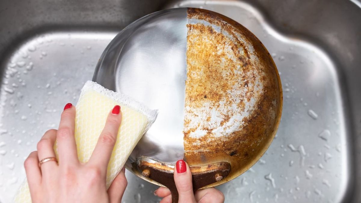 Toma nota del truco rápido para limpiar una sartén quemada