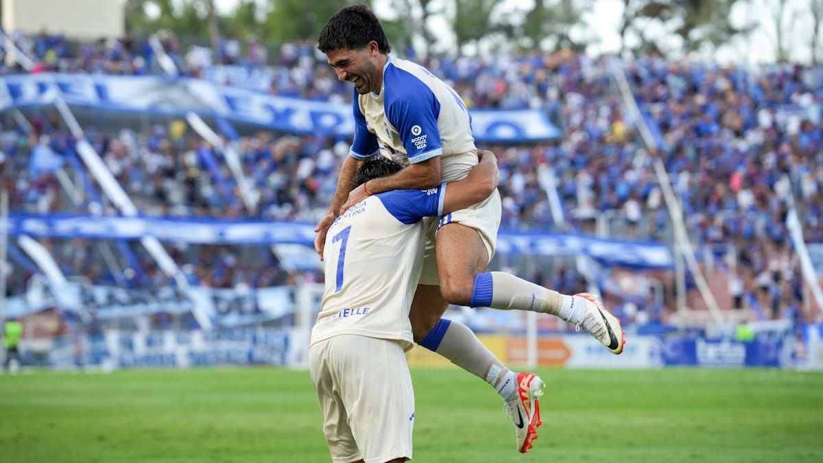 Poggi festeja el gol del Tomba.