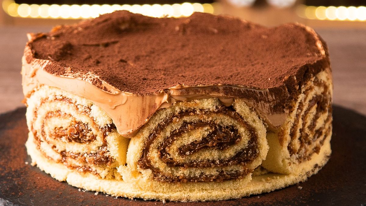 Torta de pionono con dulce de leche y salsa de frutos rojos. Foto: gentileza tastemade.
