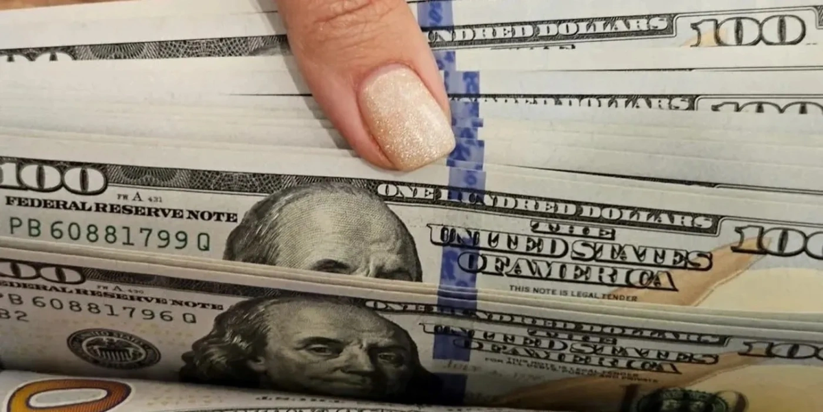 La demanda de dólar oficial pareció calmarse este lunes