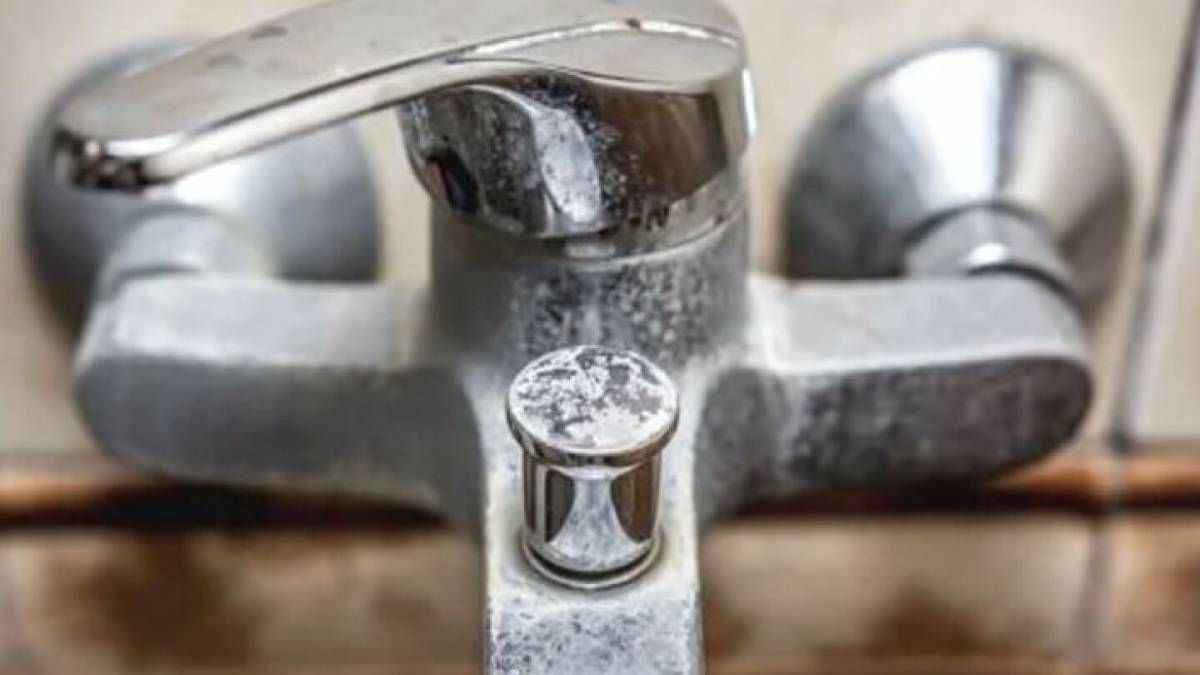 Dile adiós a las manchas de sarro de las canillas del baño con este truco casero