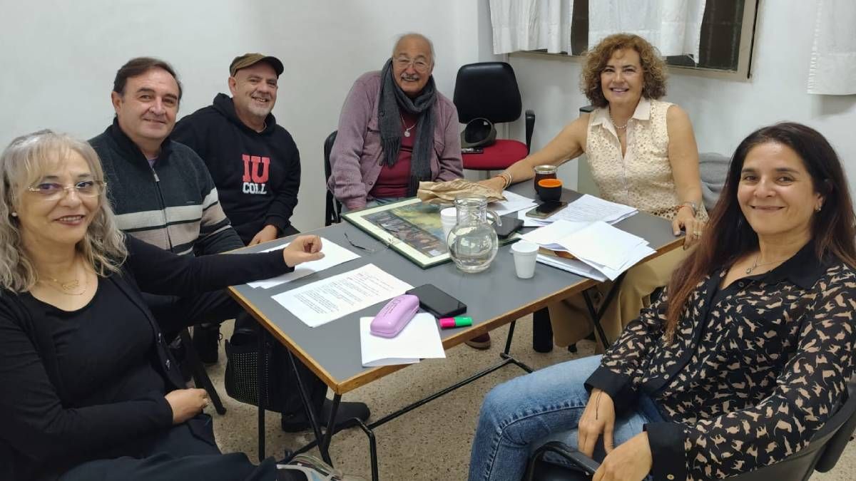 Comunicactores celebra sus 25 años con una obra de teatro por el Día del Periodista, en la que actúan Gabriela Figueroa, Claudia Ficarra y Rosana Villegas. Dirige Tino Neglia junto a Gaby Garro. La edición audiovisual es de Walter Sastre. Comunicactores celebra sus 25 años con una obra de teatro por el Día del Periodista, en la que actúan Gabriela Figueroa, Claudia Ficarra y Rosana Villegas. Dirige Tino Neglia junto a Gaby Garro. La edición audiovisual es de Walter Sastre.