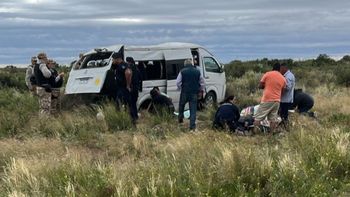 Murió una mujer y un niño sufrió graves heridas tras el accidente y vuelco de una combi que llevaba religiosos