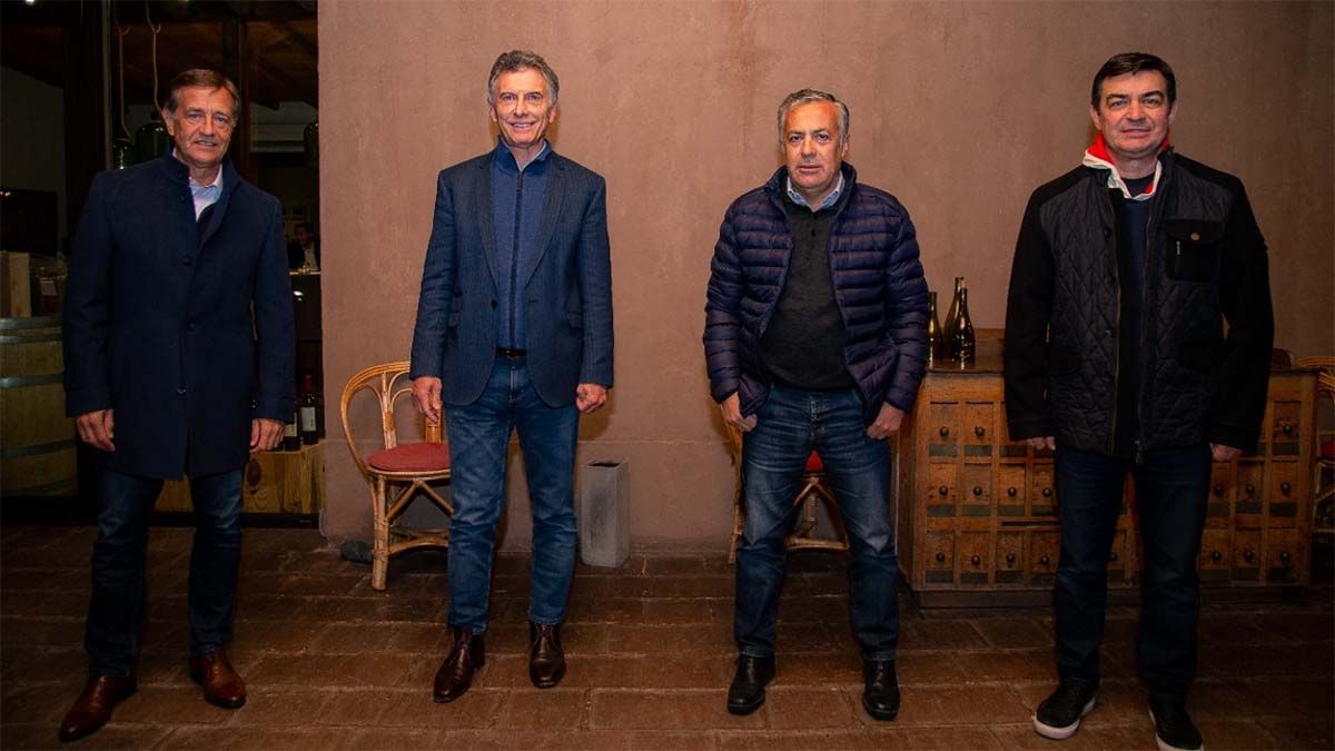 Juntos en Mendoza. Rodolfo Suarez, Mauricio Macri, Alfredo Cornejo y Omar De Marchi posaron en junio del 2021, cuando varios se preguntaban si el frente se rompería antes de las elecciones. 