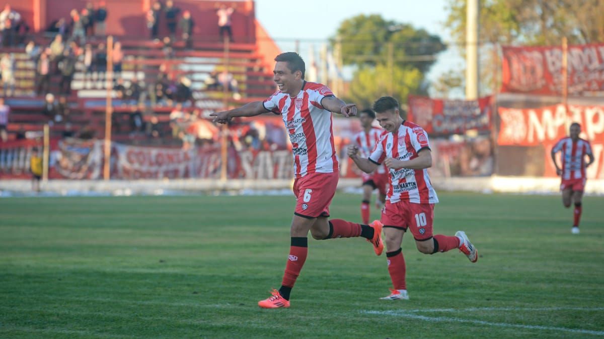 De tiro libre, el Cebolla Olivarez anot&oacute; el 3 a 0. Foto: Mart&iacute;n Pravata
