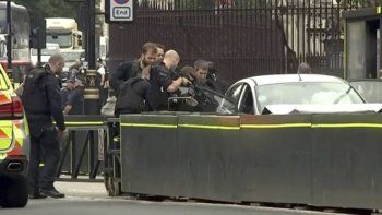 Pánico en Londres: atropelló con un auto a varias personas afuera del Parlamento