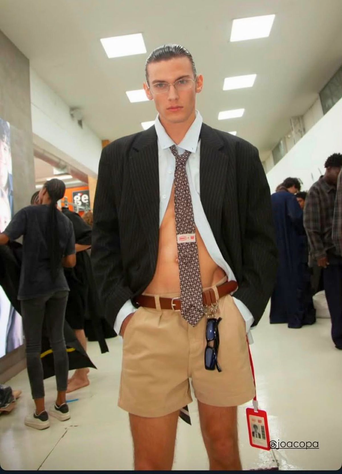 Simón llegó a Medellín para trabajar como modelo. En Argentina es parte de la agencia Sum Models y en Colombia de Row. Su estadía está prevista hasta el 16 de octubre. Simón llegó a Medellín para trabajar como modelo. En Argentina es parte de la agencia Sum Models y en Colombia de Row. Su estadía está prevista hasta el 16 de octubre.