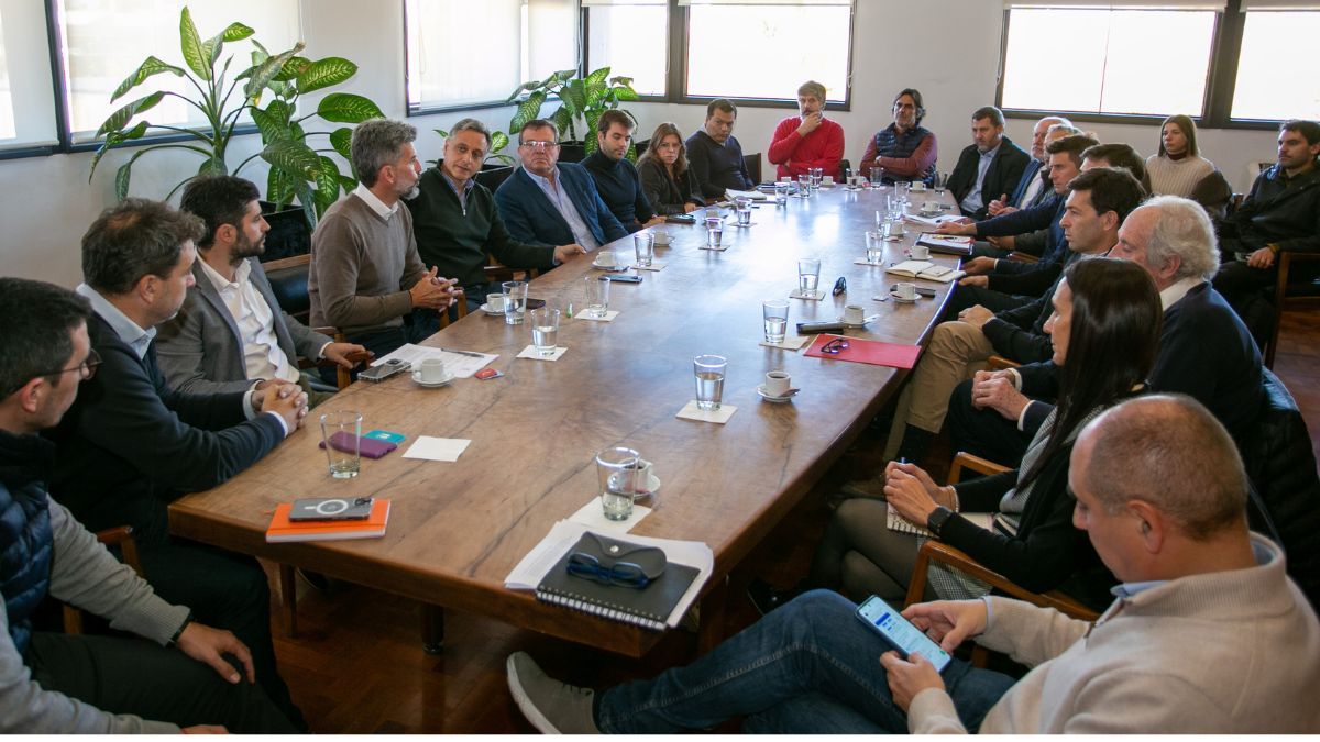 El intendente Ulpiano Suarez, empresarios y funcionarios nacionales y municipales se reunieron para avanzar con el proyecto Estación Mendoza. Foto: gentileza Ciudad de Mendoza.