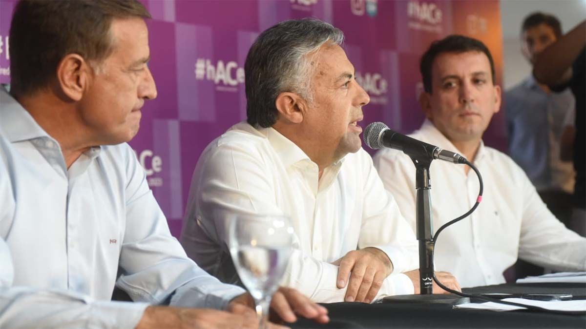 El lanzamiento de Alfredo Cornejo, este miércoles, ante la atenta mirada de Tadeo García Zalazar.