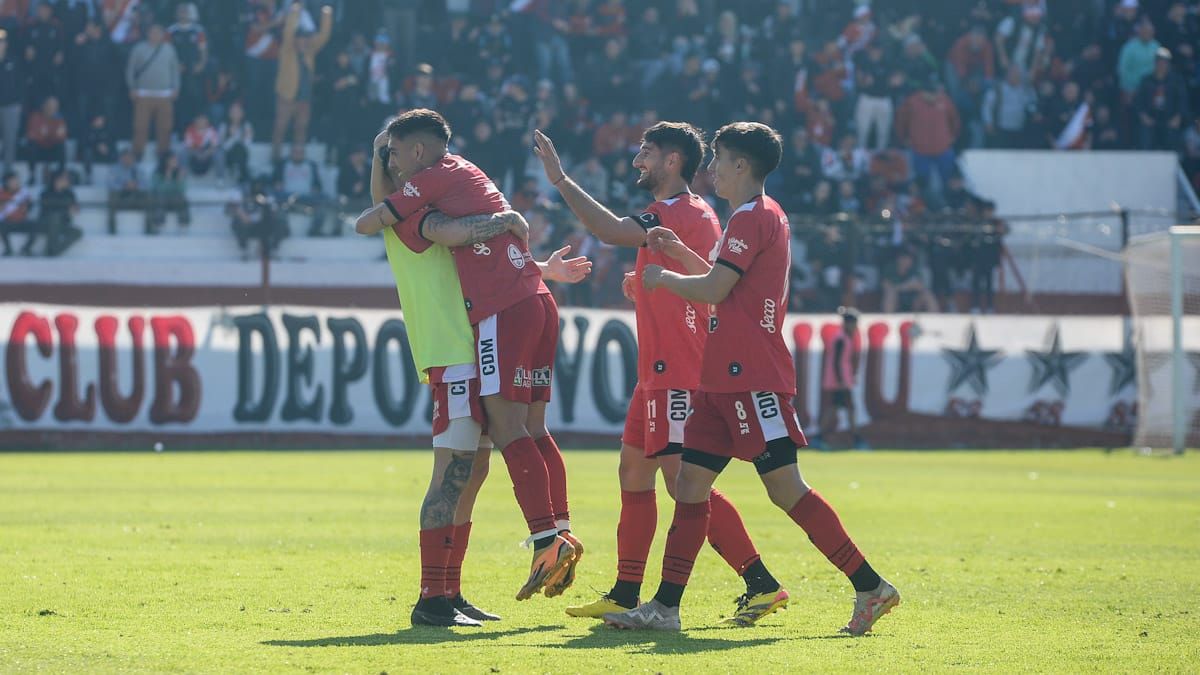 Matías Viguet, festejando el gol de Misael Sosa en el partido en que el Deportivo Maipú empató con Alvarado. Matías Viguet, festejando el gol de Misael Sosa en el partido en que el Deportivo Maipú empató con Alvarado. 