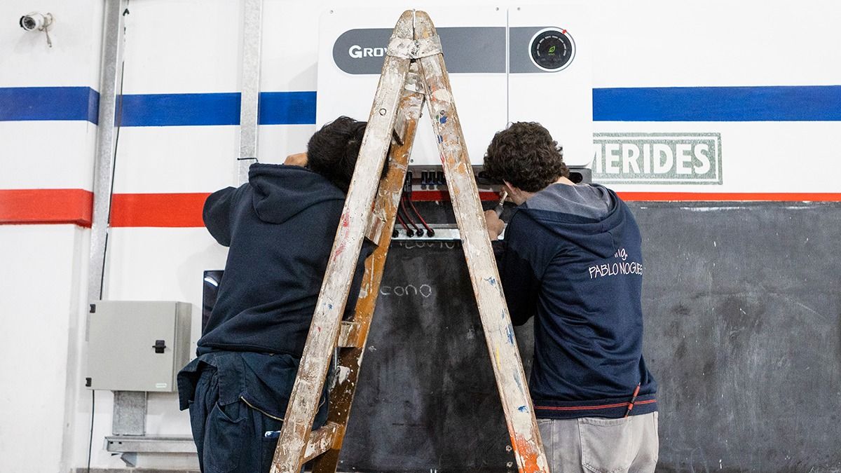 Un grupo de alumnos de 5° año del Pablo Nogués hizo sus prácticas con la instalación del sistema de energía solar en su escuela. Un grupo de alumnos de 5° año del Pablo Nogués hizo sus prácticas con la instalación del sistema de energía solar en su escuela.