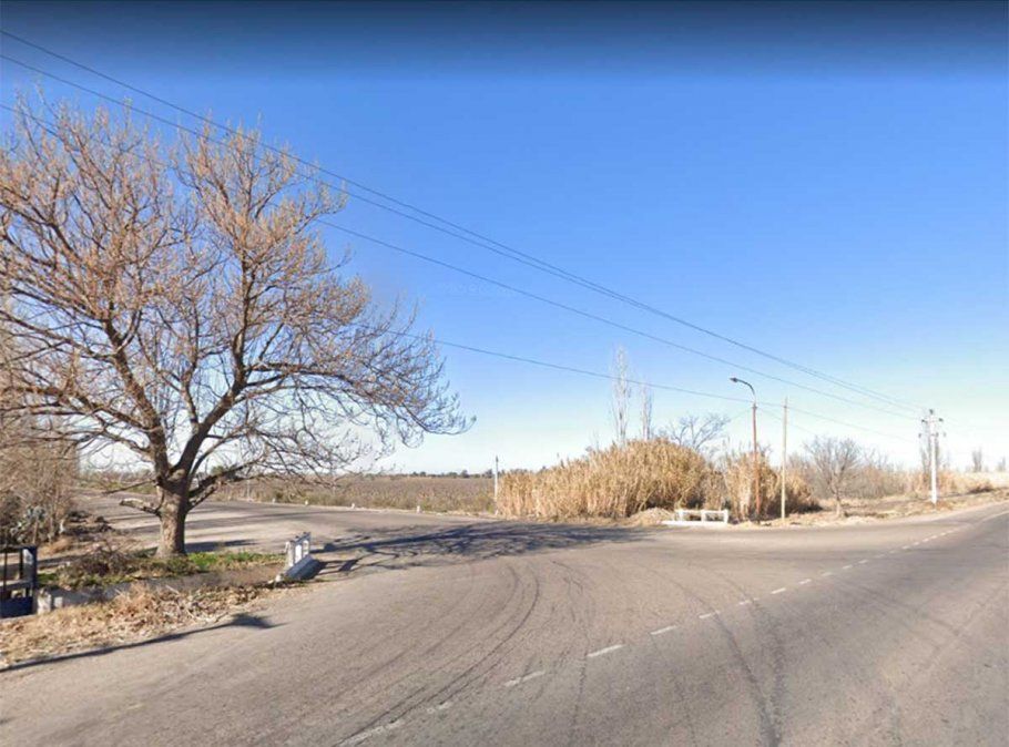 El motociclista sufrió múltiples golpes al ser chocado y arrastrado por un auto. Está en grave estado