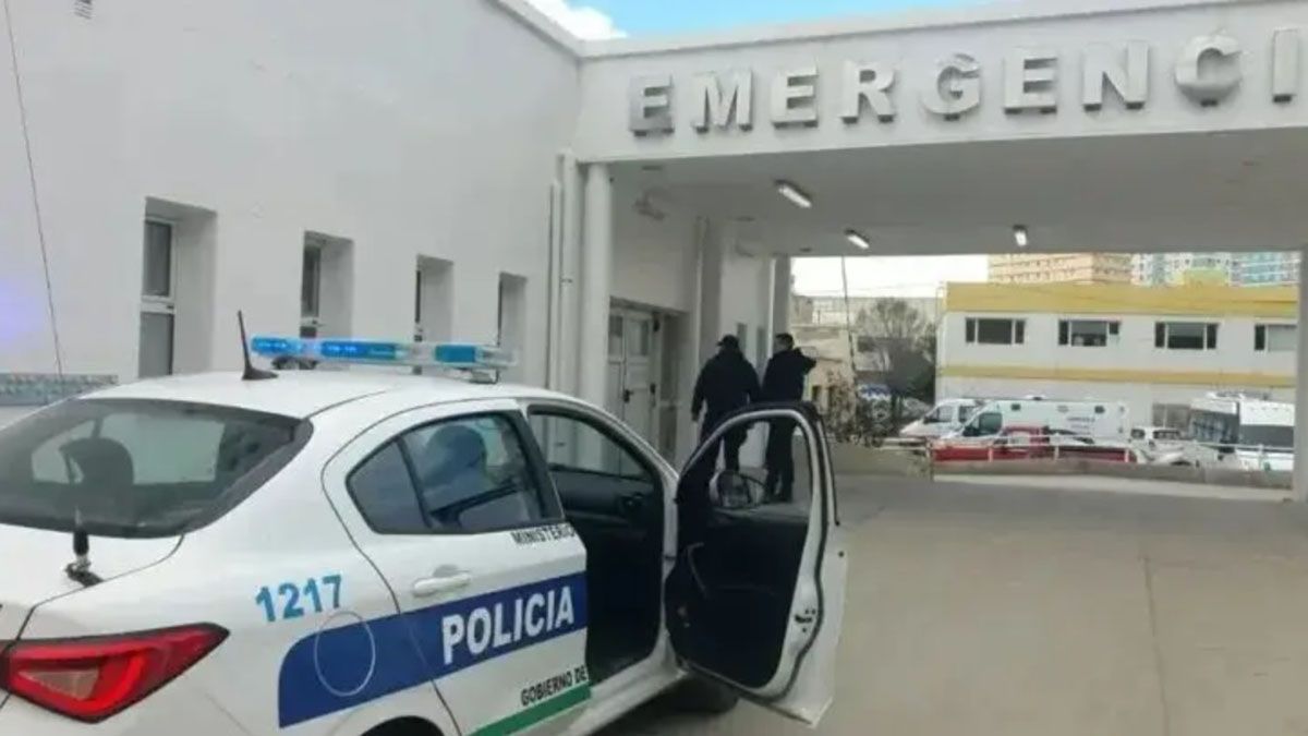 El hombre atacado con un cuchillo por su pareja quedó internado en el Hospital Regional de Comodoro Rivadavia. El hombre atacado con un cuchillo por su pareja quedó internado en el Hospital Regional de Comodoro Rivadavia.