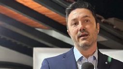 Luis Petri, abogado, figura del radicalismo, 48 años, ministro de Defensa de un presidente que mira con desprecio a la UCR. Está en pareja con Cristina Pérez, una periodista con mirada crítica.