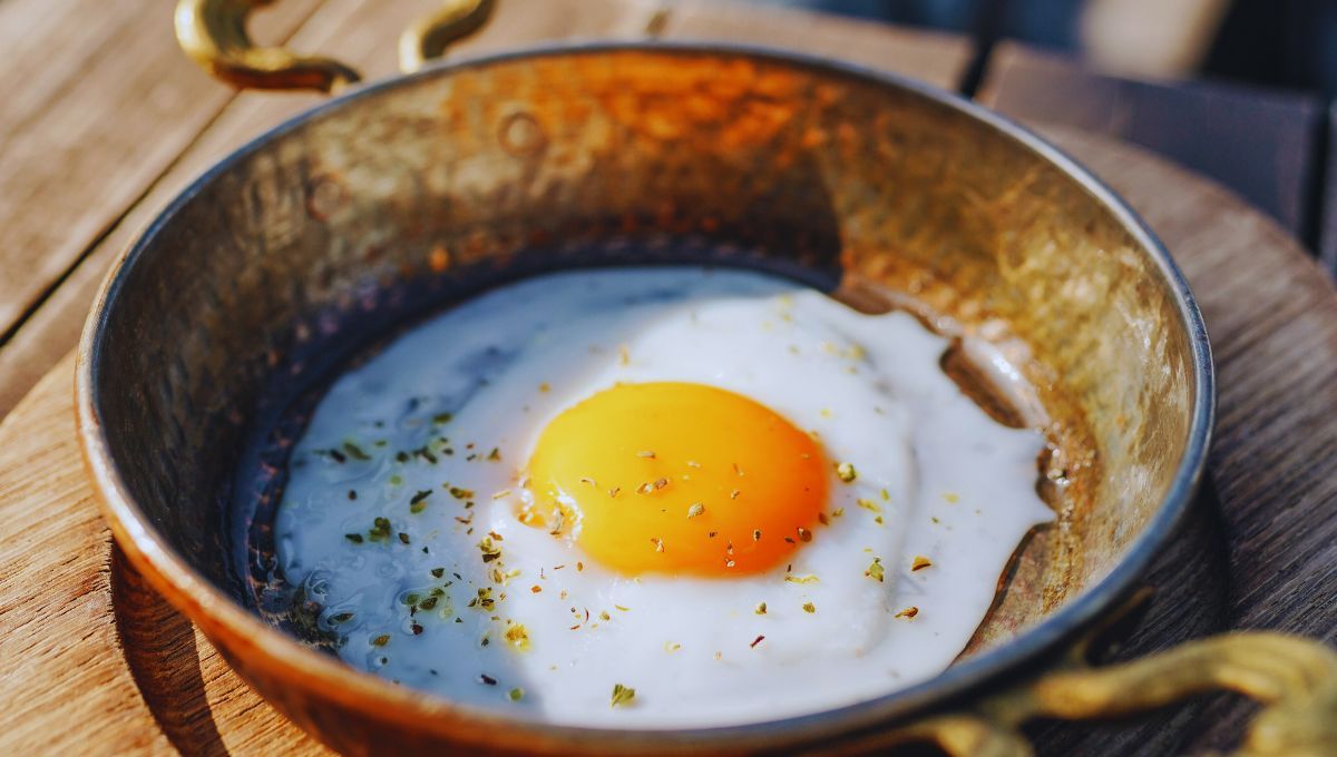 Cómo hacer huevos fritos sin que salpiquen al freírlos