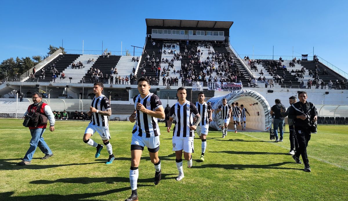 Leandro Ciccolini el jugador de Gimnasia y Esgrima el primero de la fila.