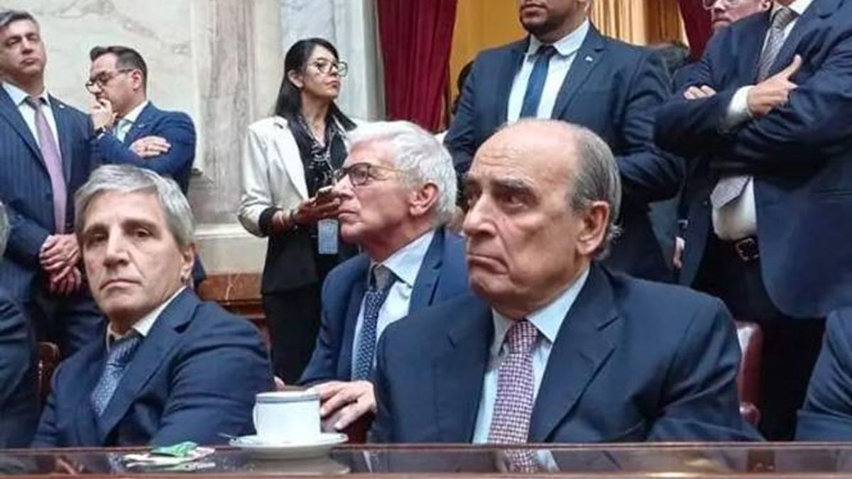 Los ministros Luis Caputo y Guillermo Francos.