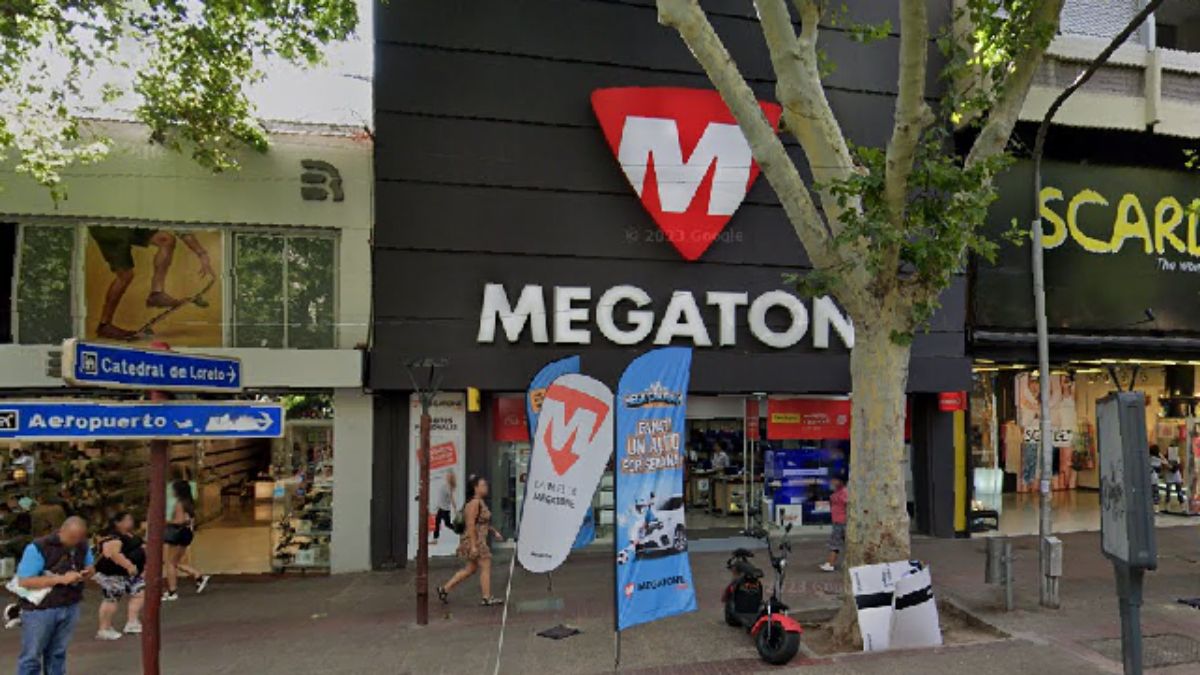 Inseguridad en Mendoza. En pleno centro, calle San Martpin al 1273, delincuentes rompieron la vidriera de este local y se llevaron 45 celulares.