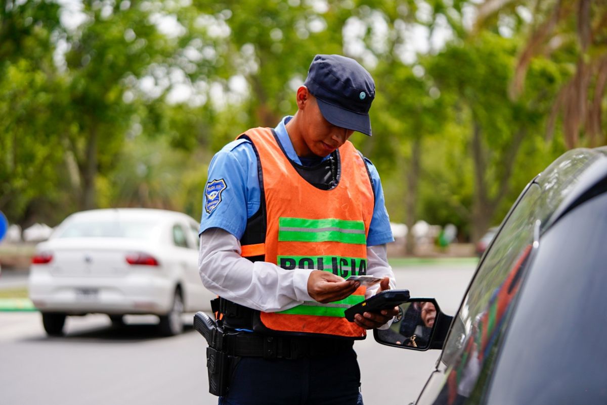 En los controles viales se seguirá exigiendo la licencia de conducir en formato físico y no digital. En los controles viales se seguirá exigiendo la licencia de conducir en formato físico y no digital.