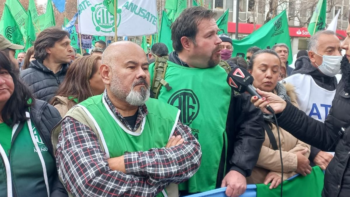 La protesta durante la mañana del miércoles. En primer plano, Roberto Podio (secretario de Comunicación de ATE y CTA Autónoma Mendoza) y Mario Muñoz (miembro del Consejo Directivo Nacional de ATE).