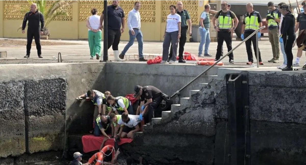 Numerosos migrantes fueron rescatados por Salvamento Marítimo luego del vuelco de la embarcación Numerosos migrantes fueron rescatados por Salvamento Marítimo luego del vuelco de la embarcación