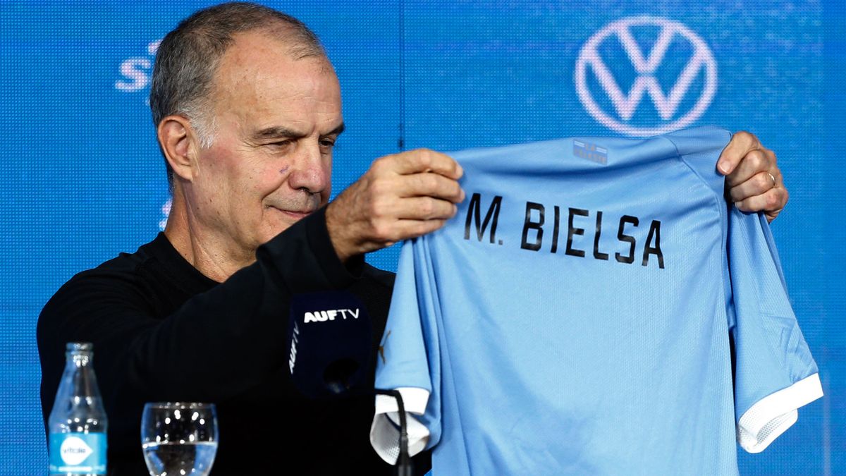 Marcelo Bielsa fue presentado como nuevo entrenador de Uruguay.