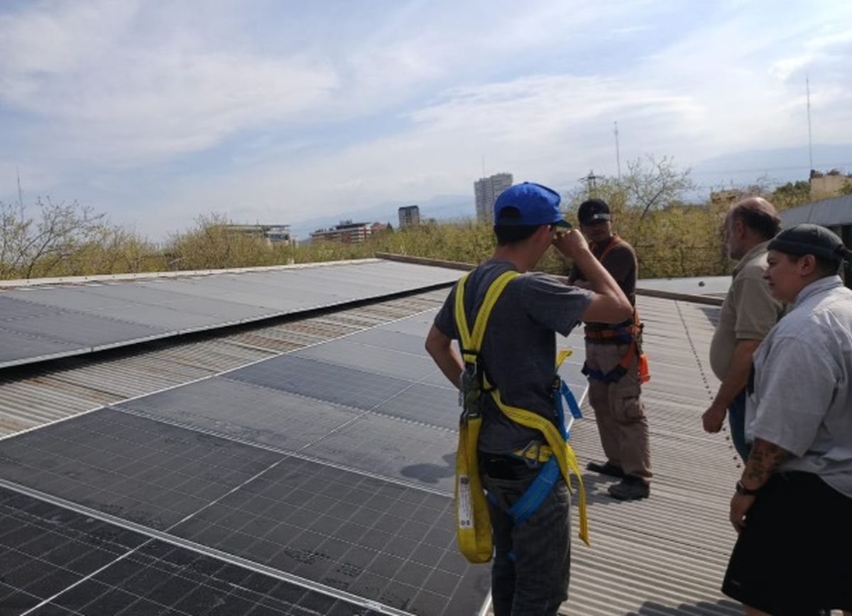 Alumnos de la escuela Pablo Nogués instalan paneles solares en la institución. Alumnos de la escuela Pablo Nogués instalan paneles solares en la institución.