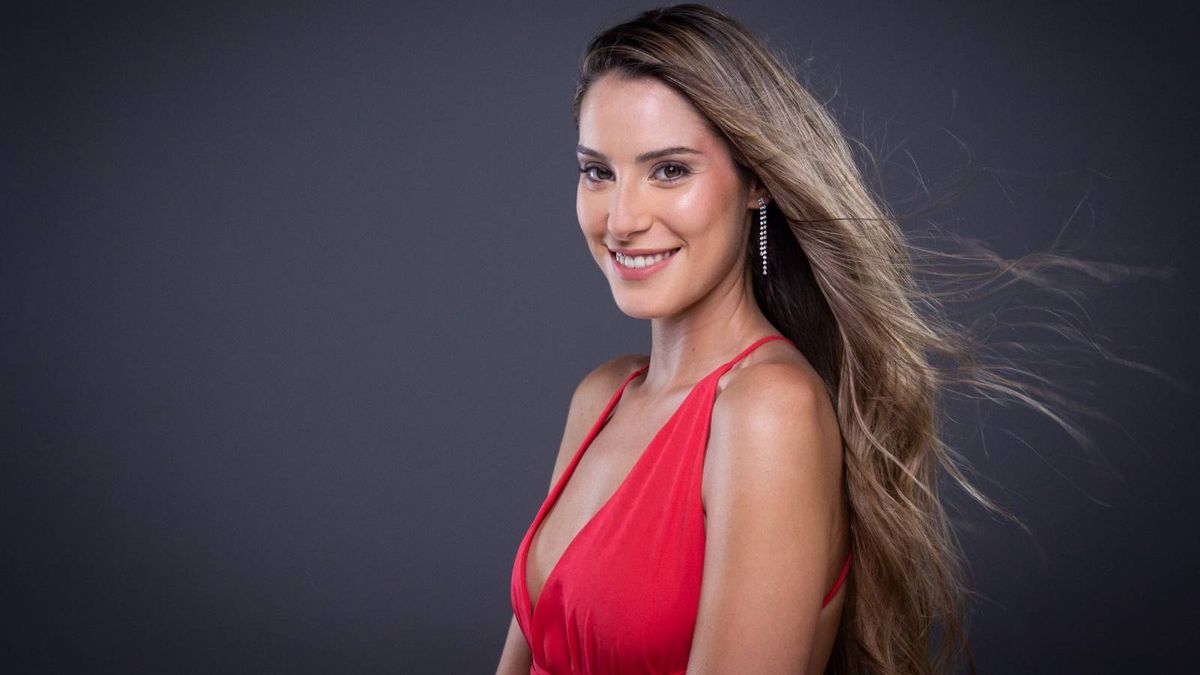 La nueva reina de Las Heras, Alejandrina Funes Napoletano, tiene 23 años y cursa el último año de la licenciatura en Obstetricia. La nueva reina de Las Heras, Alejandrina Funes Napoletano, tiene 23 años y cursa el último año de la licenciatura en Obstetricia.