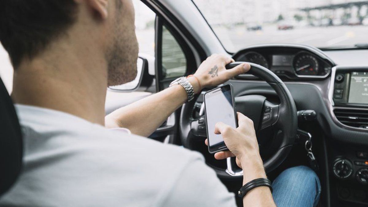 Manejar usando el celular implica una multa de tránsito de $22.000.