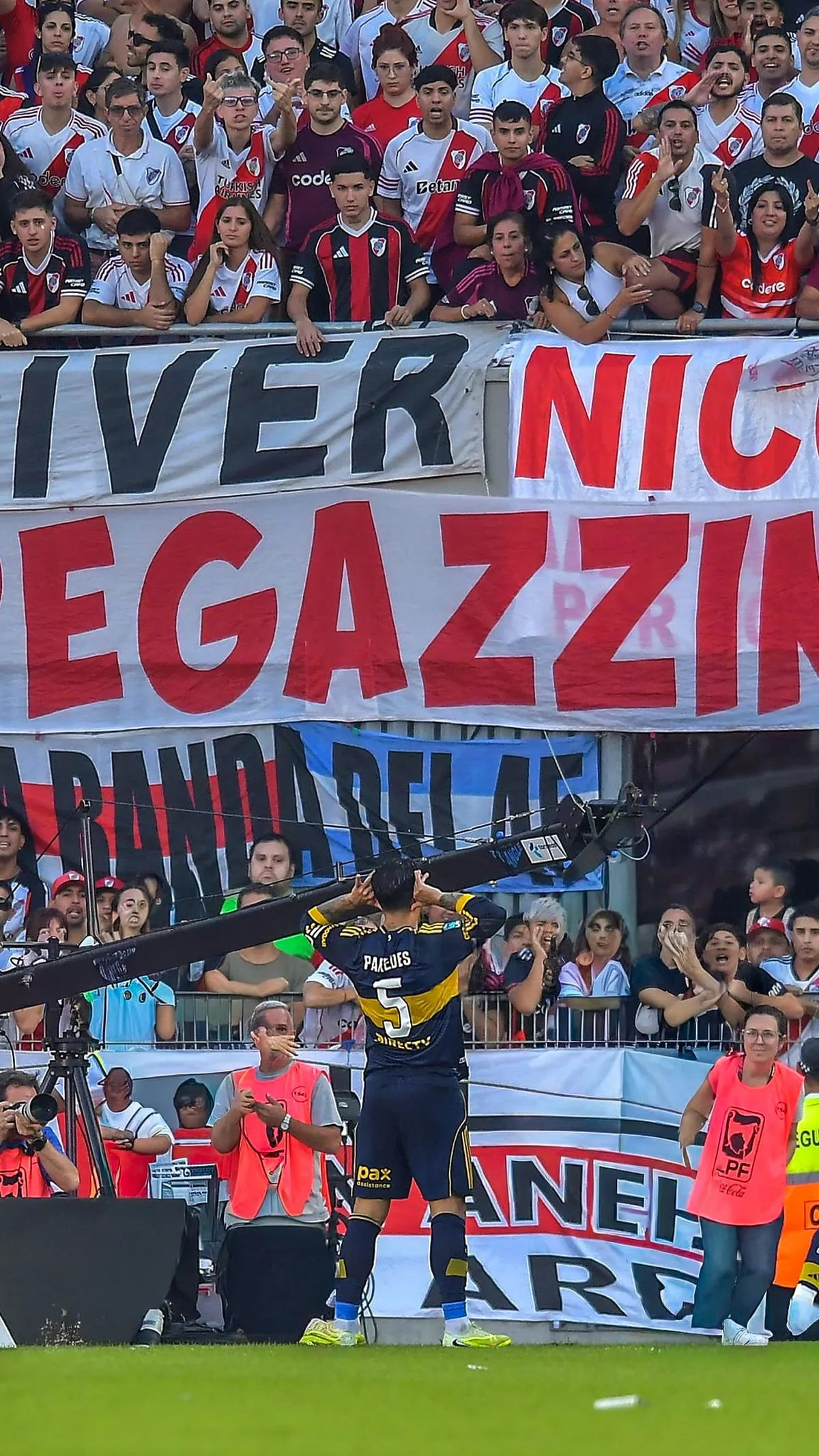 Una postal: Leandro Paredes celebra con el Topo Gigio frente a los hinchas de River.
