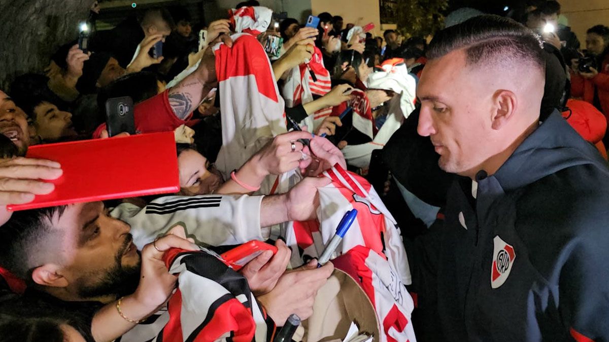 Armani firmó autógrafos en su llegada a Mendoza (Nicolás Ríos).