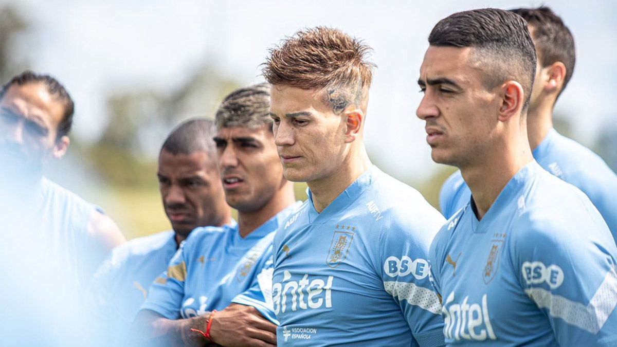 Sebastián Sosa (el del medio) sufrió la muerte de su madre, en plena concentración de Uruguay, que se prepara para jugar el Mundial Qatar 2022.