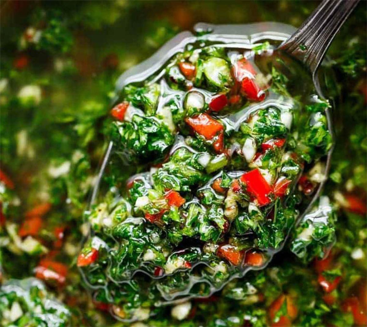 El chimichurri casero es especial para realzar el sabor de las comidas. El chimichurri casero es especial para realzar el sabor de las comidas.