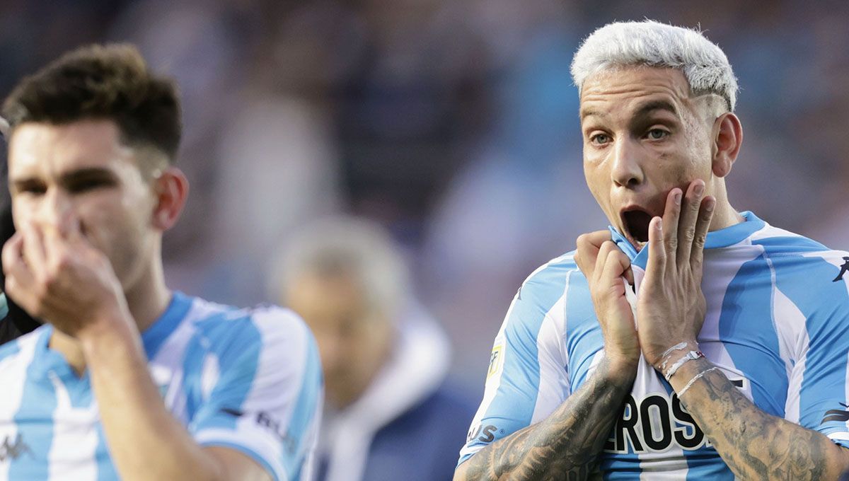 Los jugadores de Racing fueron castigados por algunos hinchas.