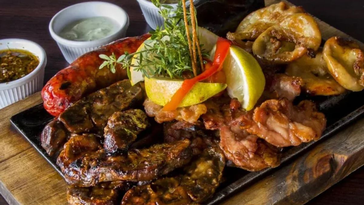 La parrillada con cortes de asado acompañados de morcilla, chorizo, chinchulines y mollejas es un plato estrella La parrillada con cortes de asado acompañados de morcilla, chorizo, chinchulines y mollejas es un plato estrella 