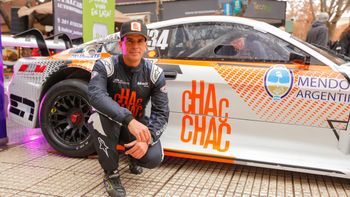 Matías Jalaf y su Ford Mustang de Turismo Carretera revolucionaron el centro de Mendoza antes de correr en San Juan