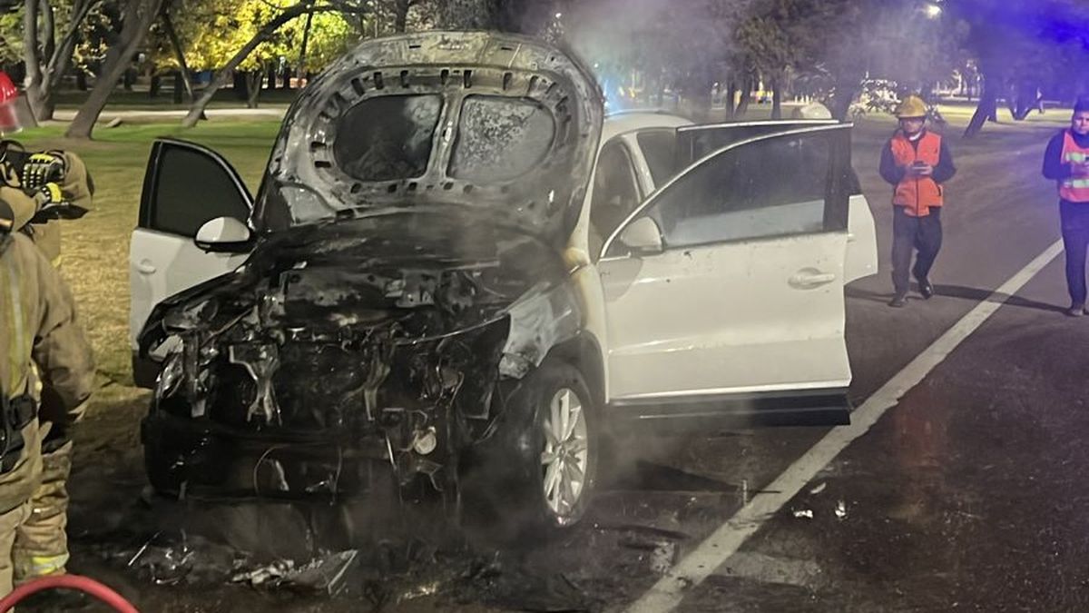 El conductor contó que el incendio ocurrió un instante después de prenderse una luz de alerta en el tablero del vehículo. El conductor contó que el incendio ocurrió un instante después de prenderse una luz de alerta en el tablero del vehículo.