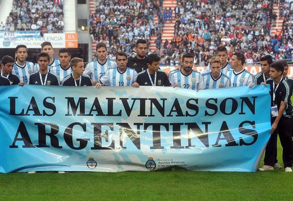 La Selecci&oacute;n argentina y una pancarta sobre Malvinas en 2014.
