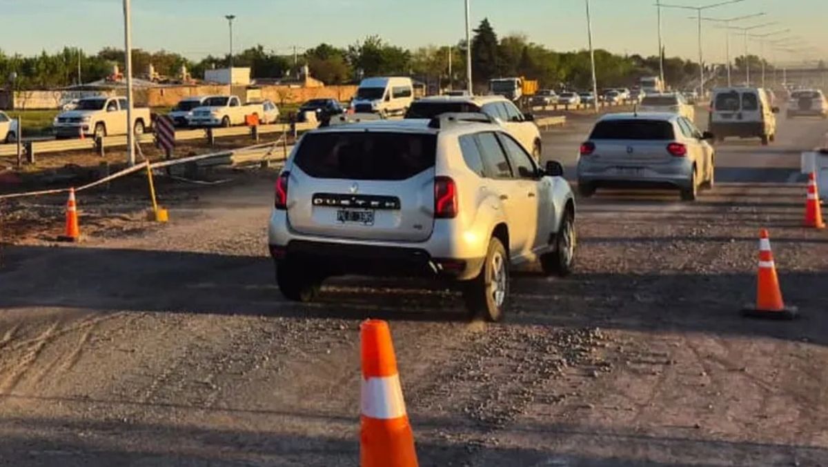 El tránsito es fluido pero con demoras debido al embudo que se hace en el sector de obras del Acceso Sur