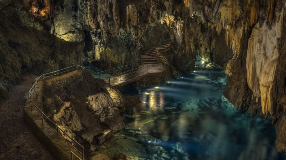 La Gruta de las Maravillas es una cavidad freática originada por la acción erosivo-disolutiva de las aguas sobre las rocas, mármoles, del Cerro del Castillo. La Gruta de las Maravillas es una cavidad freática originada por la acción erosivo-disolutiva de las aguas sobre las rocas, mármoles, del Cerro del Castillo.