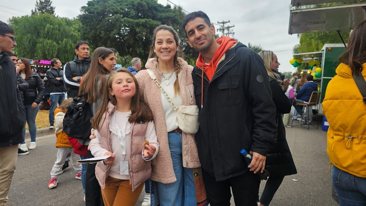 Matías Pérez, Julieta González y Carola Villanueva, paseando disfrutando de una buena comida tras momentos de diversión Matías Pérez, Julieta González y Carola Villanueva, paseando disfrutando de una buena comida tras momentos de diversión
