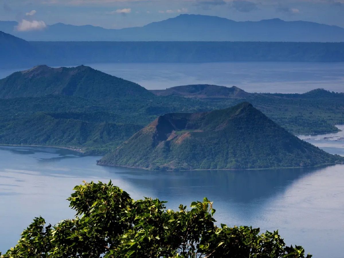 El increíble lago que se encuentra en el centro de Isla Volcán. Imagen de Freepik.